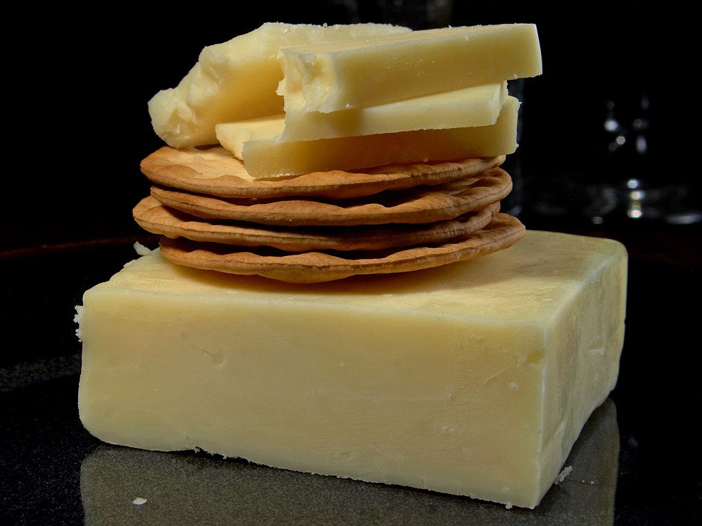 Kalıp hâlinde beyaz cheddar ve kraker üstünde dilimler