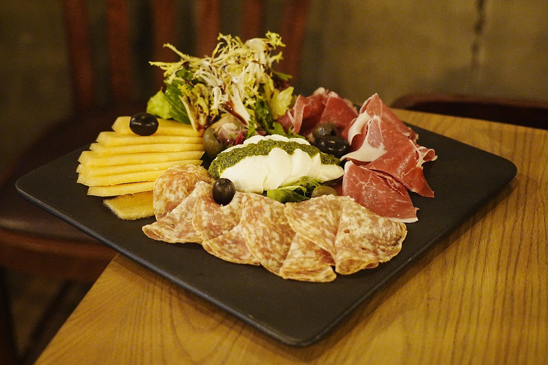 Salam, jambon, mozzarella ve yeşilliklerle hazırlanmış bir şarküteri tabağı